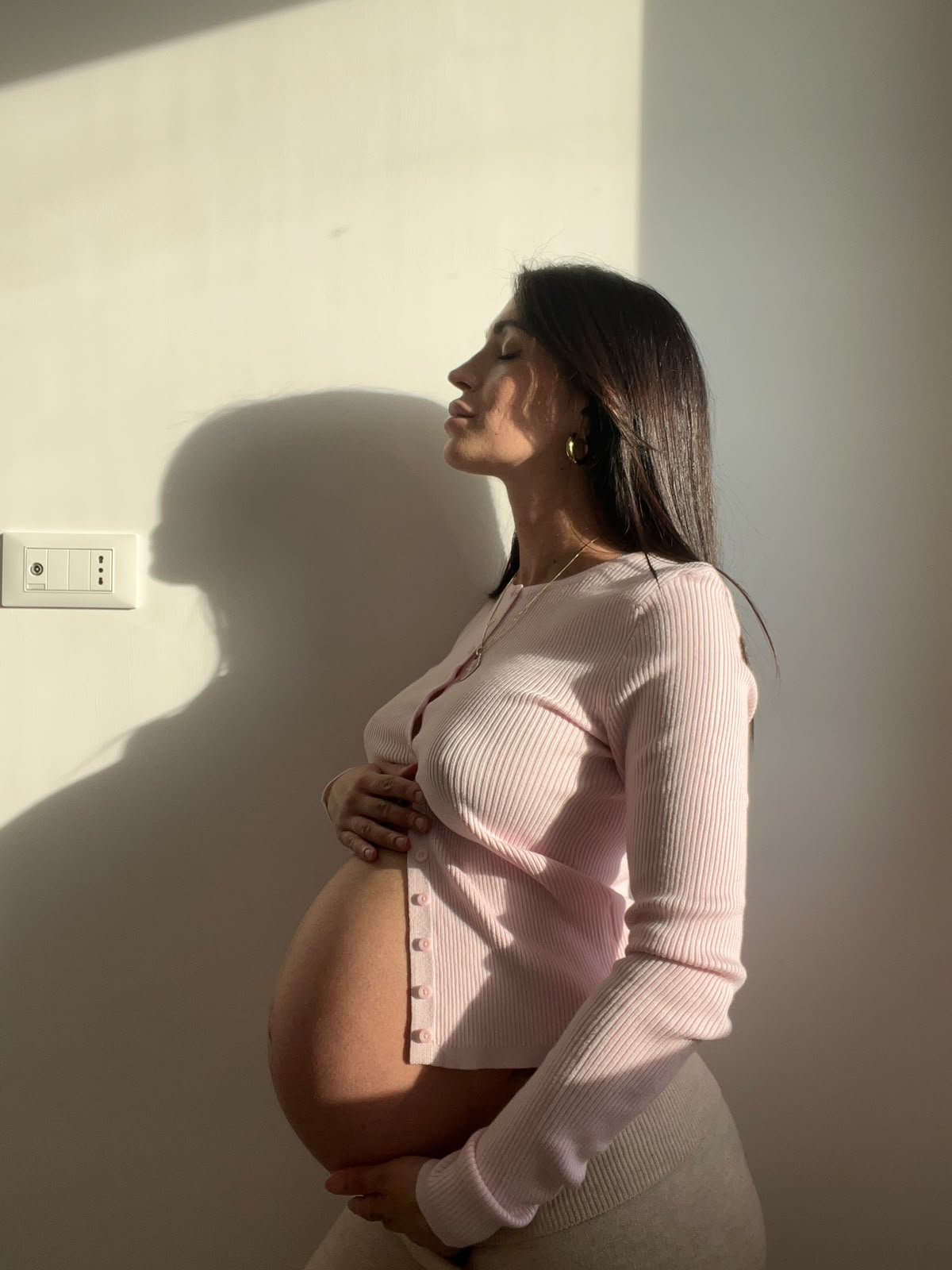 Mary in attesa, illuminata dal sole